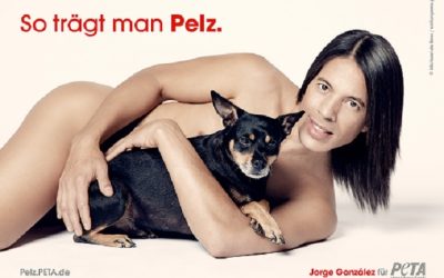 Jorge González unterstützt PETA bei „So trägt man Pelz“