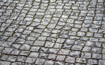 Mann schleuderte Pflasterstein auf Eingangstür von Bar – Unbeteiligte Frau schwerverletzt