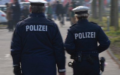 Exhibitionist vor Krefelder Spielplatz – Zeugen gesucht