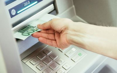 Jugendlicher schubst 91-Jährige am Geldautomaten und raubt Bargeld – Zeugen gesucht!