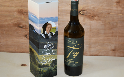 Gewinnt 2 x 1 Flasche Gelber Muskateller „Peter Kraus“ – signiert!