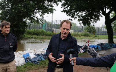 Düssel bedroht Ostpark-Siedlung: Stadt lässt Deich mit weiteren 25.000 Sandsäcken stabilisieren