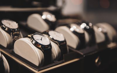 Täter schlagen Schaufenster eines Juweliers ein und erbeuten mehrere hochwertige Uhren – Zeugenaufruf