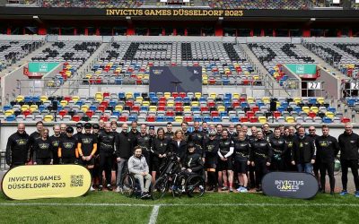 Gruppenfoto der Teilnehmenden des Fahrradkorsos von der MERKUR-SPIEL-ARENA zum Rathaus © Landeshauptstadt Düsseldorf/Ingo Lammert