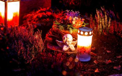 Kerzenschein auf dem Friedhof: Nordfriedhof Düsseldorf bei Nacht am 1. Nov. 2022