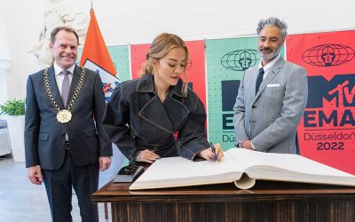 Rita Ora und Taika Waititi tragen sich in das Goldene Buch von Düsseldorf ein.