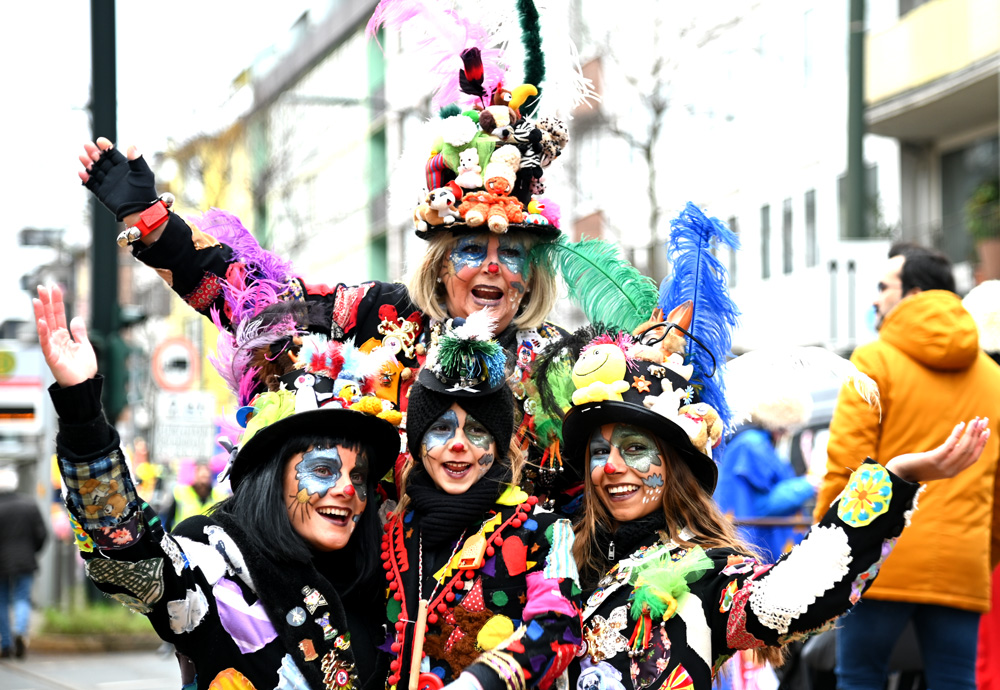 "Wir feiern das Leben": 600.000 begeisterte Jecken beim Rosenmontagszug in Düsseldorf