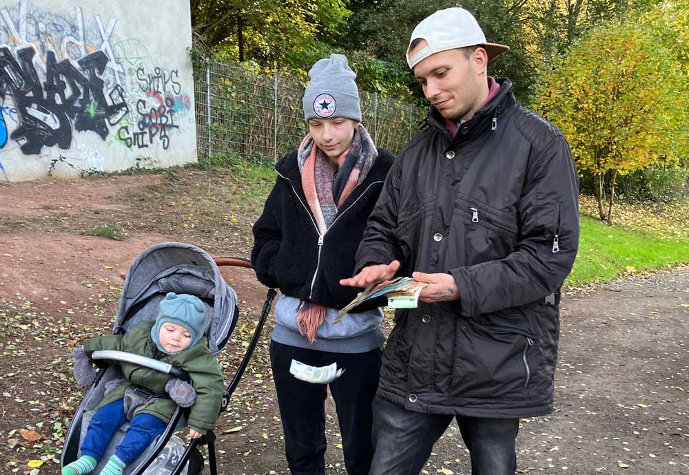 Mike (25) und Angelique (20) leben von Bürgergeld und Arbeitslosengeld / Foto: RTLZWEI, Madame Zheng