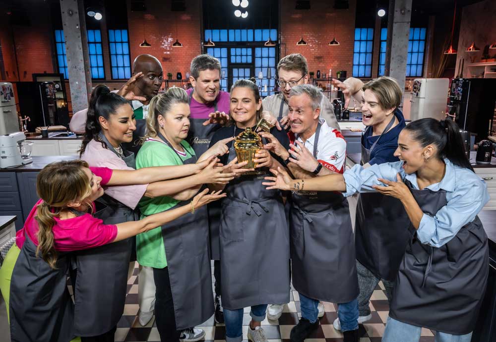 Joyn_SAT1_das-grosse-promibacken2025 Ella Endlich, Senna Gammour, Bruce Darnell, Manuela Wisbeck, Steffen Groth, Nadine Angerer, Maxi Gstettenbauer, Pierre Littbarski, Vincent Gross und Amira Aly greifen nach dem Goldenen Cupcake (v.l.n.r.). Foto: Joyn / Claudius Pflug