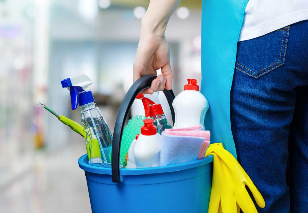 Putzeimer mit Frau/ Symbolfoto- Foto: Adobe Stock natali_mis