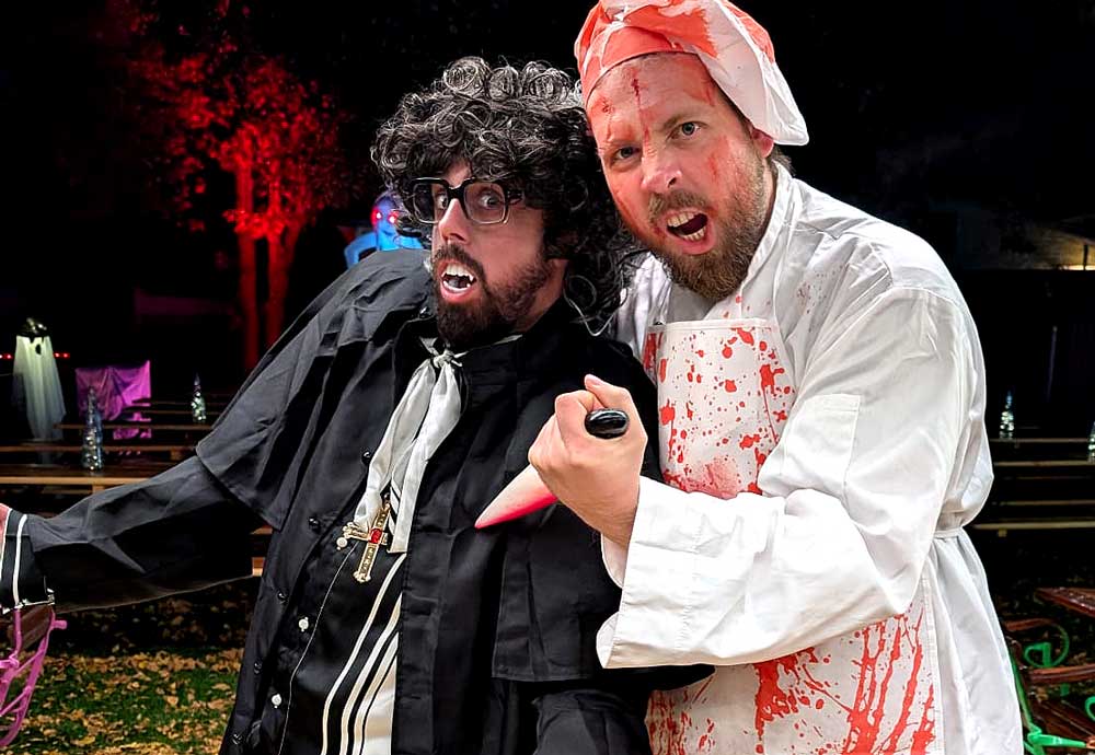 2025_Steven_Preisner_und_Partner_Florian_beim_Halloween Das Halloween-Schwimmbad-Fest in Niemegk begeistert Jung und Alt( Foto Steven Preisner und Kalle Feldberger / Bildrechte: Privat