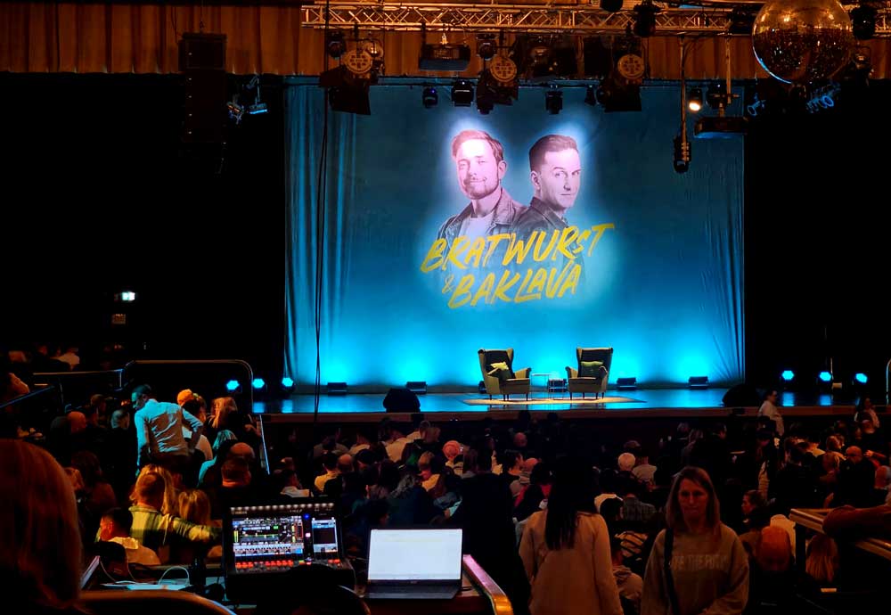 Bratwurst und Baklava“ – dem Podcast von Bastian Bielendorfer und Özcan Cosar/ Foto: niveau-klatsch