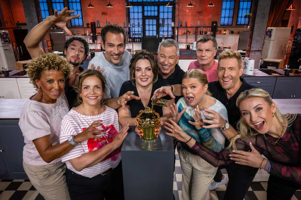 Das gro&szlig;e Promibacken; Staffel: 10; Person: Arabella Kiesbauer; Ren&eacute; Casselly; Rebecca Immanuel; Alexander Mazza; Paula Lambert; Thomas Hermanns; Anne-Sophie Briest; Thomas Helmer; Maximilian Arland; Anna-Carina Woitschack; Copyright: Joyn/Claudius Pflug